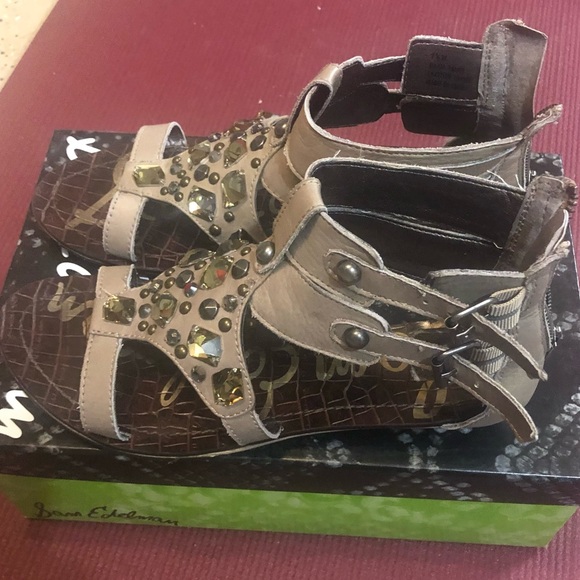Preowned Sam Edelman Grey leather bejeweled buckle/zipper flat sandals. Sz 7.5M - Picture 4 of 10